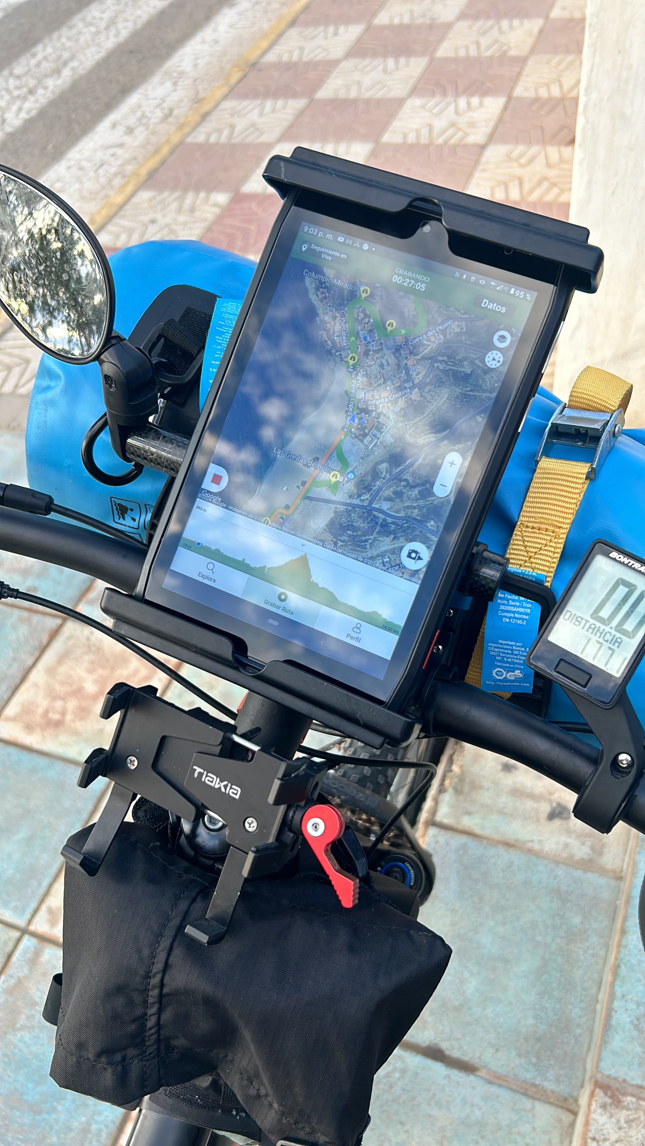 Tablet with the route mounted on the bicycle handlebar
